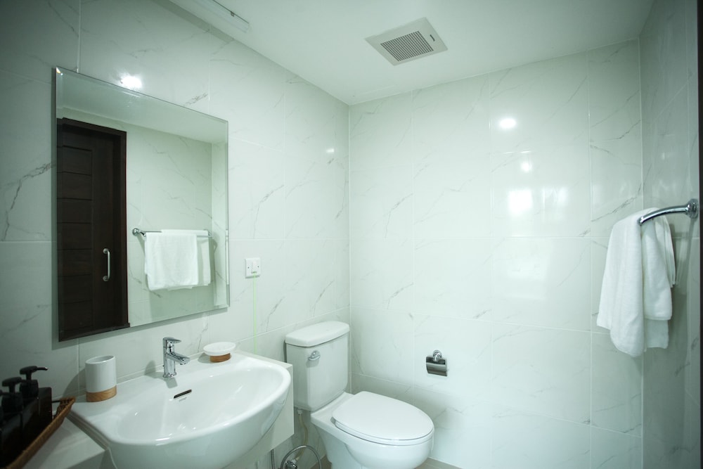 Deluxe Corner Room - Photo 7