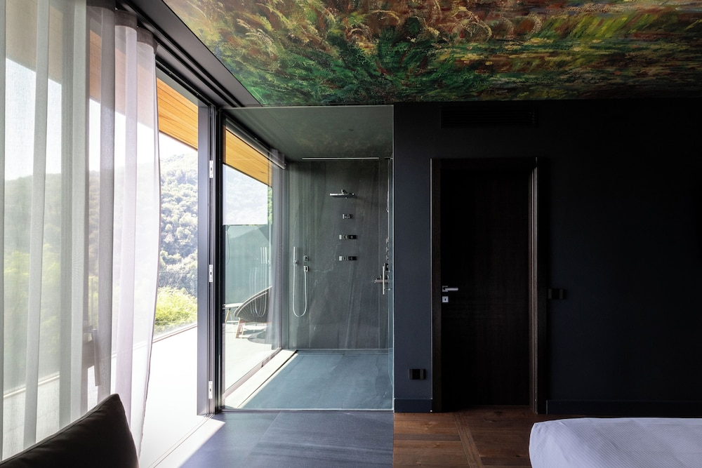 JUNIOR SUITE VERTICAL SHOWER WITH SPA ACCESS photo 2