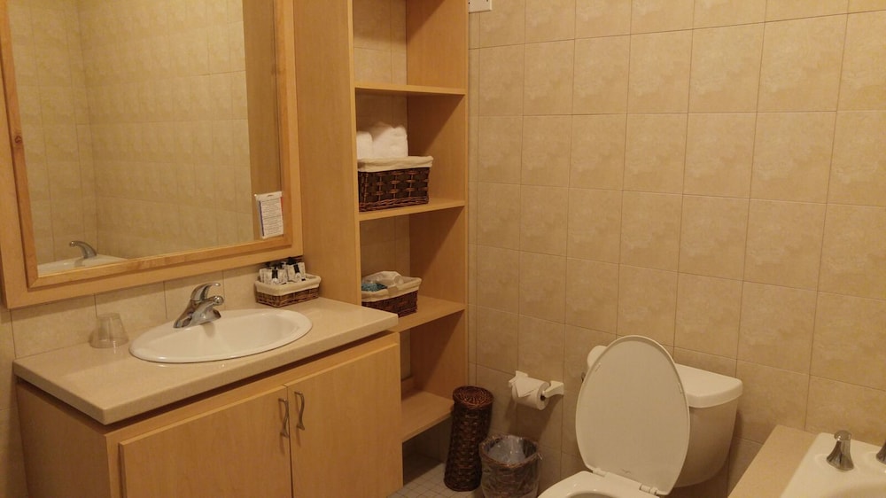 Honeymoon Suite - Photo 2