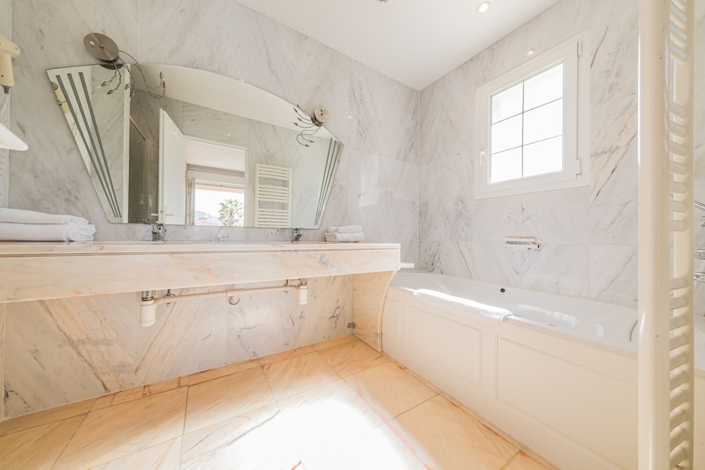 Deluxe Suite - Photo 3