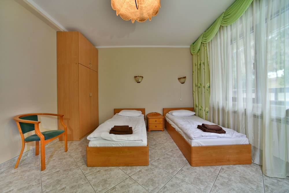 Basic Double Room, 2 Twin Beds, Non Smoking, Mountain View (1) photo 3