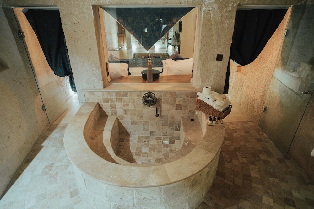 Queen Cave Suite with Stone Bathtub - Photo 29