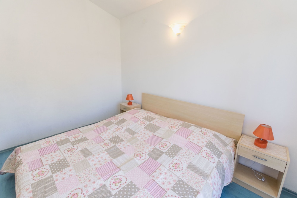Room (S4)