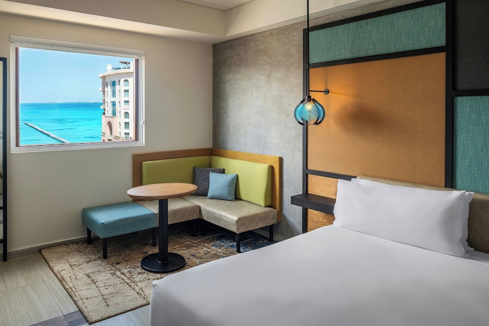 aloft, Room, 1 King Bed, Lagoon View - Photo 5