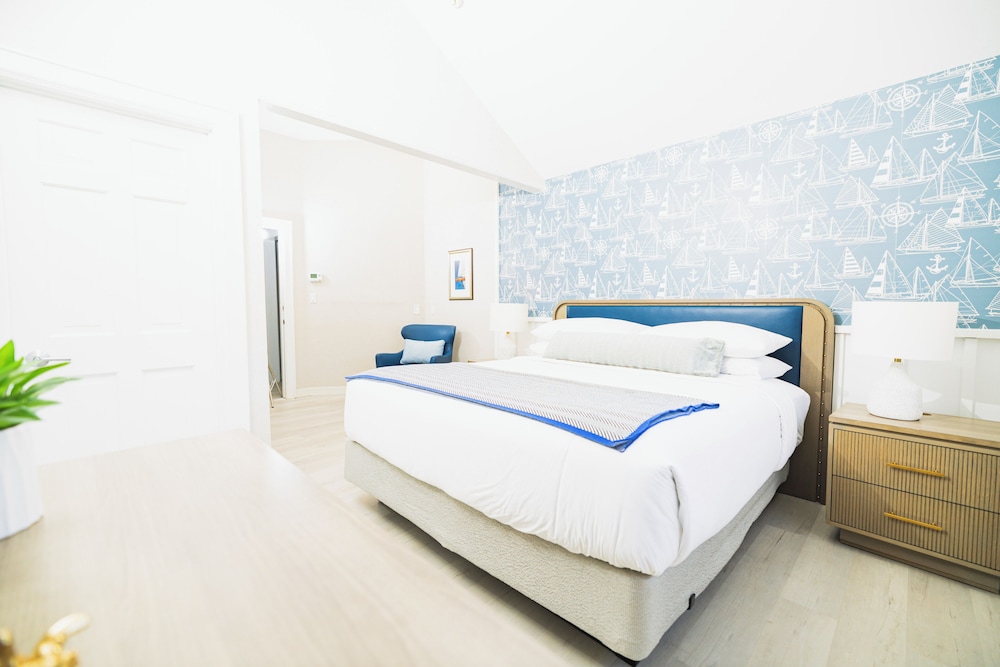 Deluxe Studio Suite, 1 King Bed with Sofa bed, Harbor View - Photo 3
