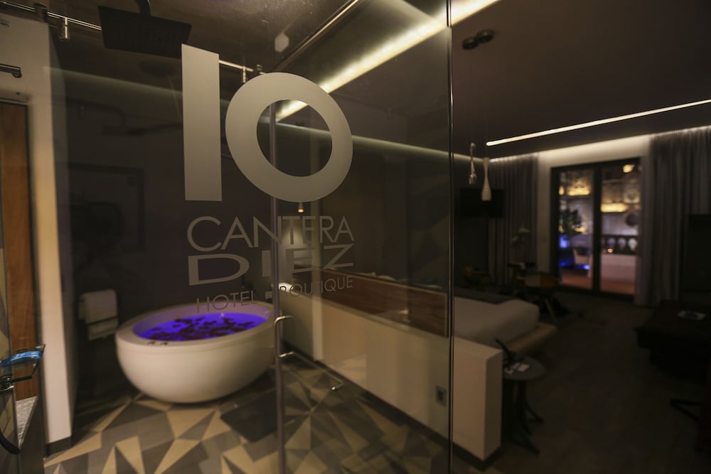 Suite - Photo 8