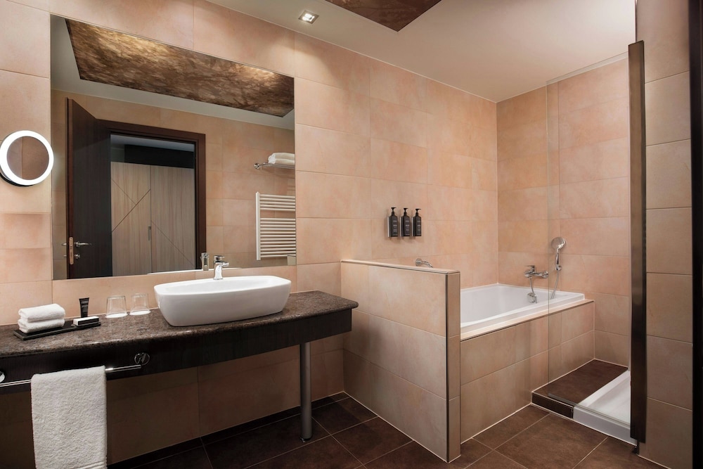 Junior Suite, 1 Bedroom thumbnail 5