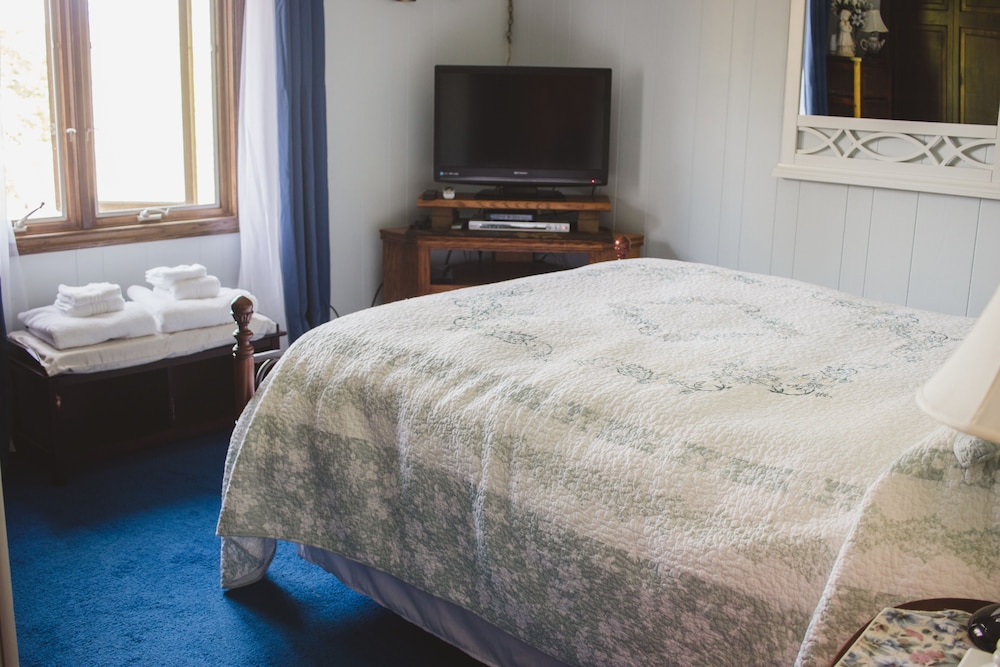 Deluxe Room, 1 Queen Bed, Marsh View