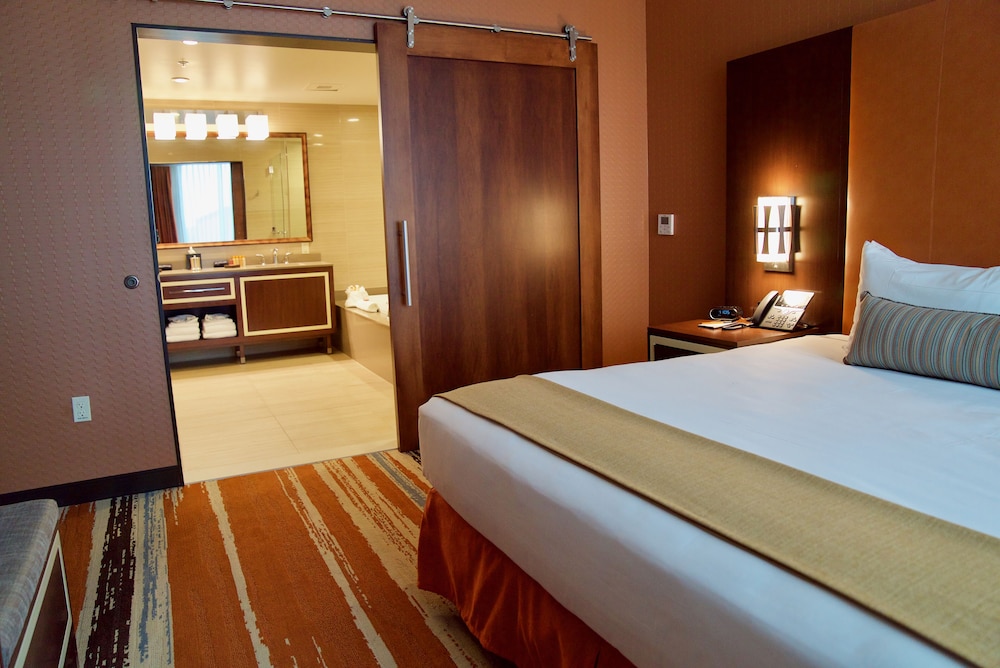 Standard Room, 1 King Bed - Photo 13