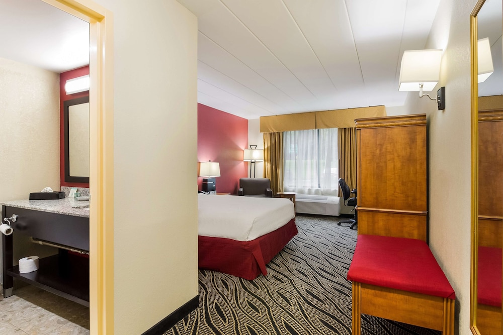 Suite, 1 Queen Bed, Refrigerator & Microwave, Poolside (with Sofabed) photo 1