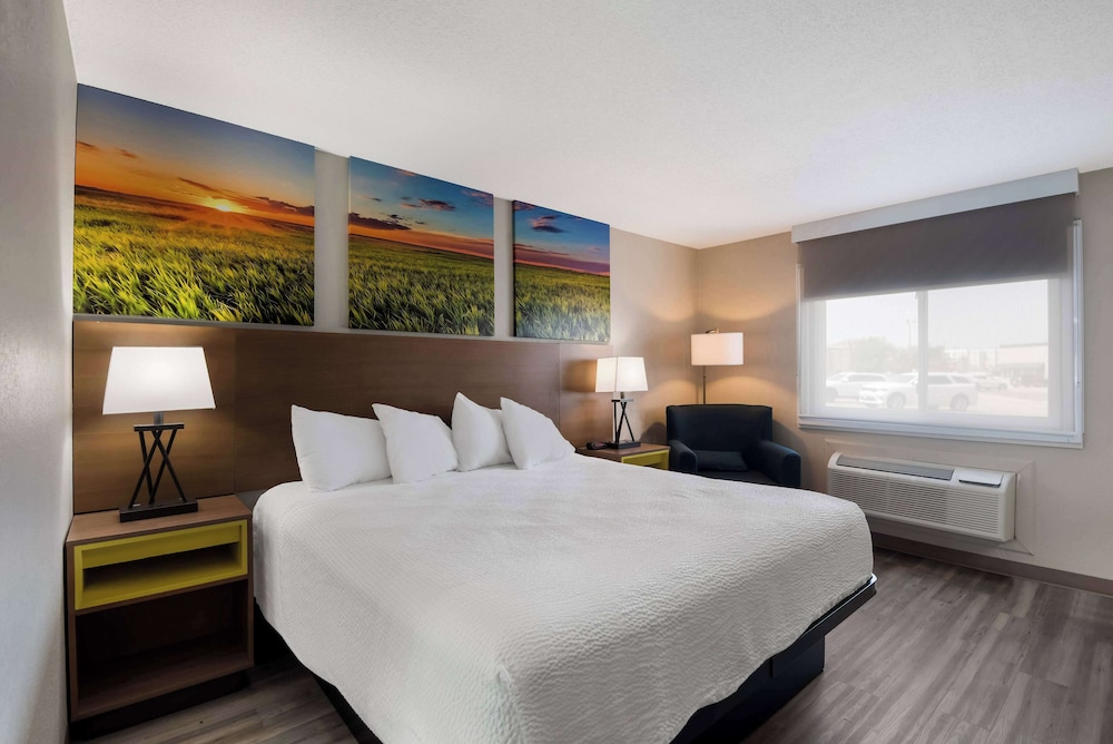 Standard Room, 1 King Bed - Photo 4