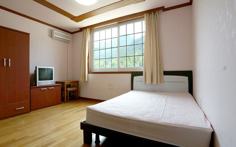 Room (Laurad Valence (221))
