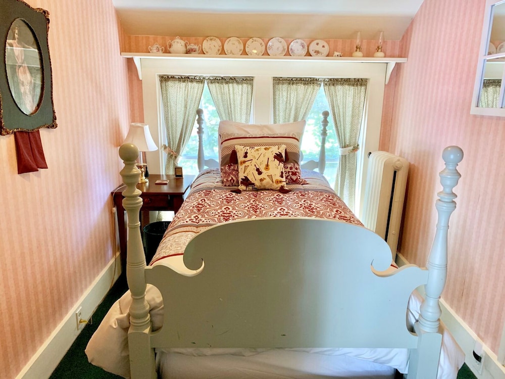 Standard Room, Multiple Beds, Non Smoking (Green Room) photo 3