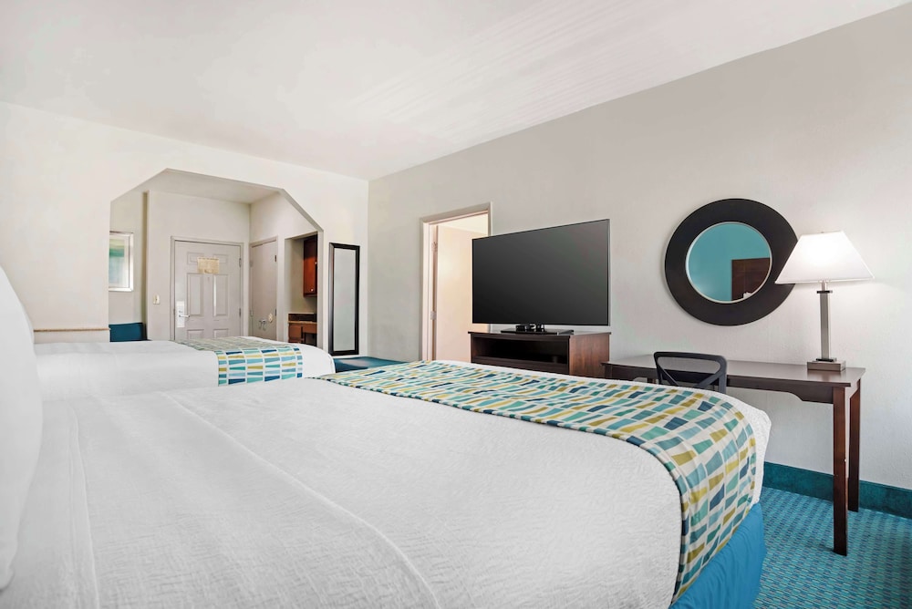 Suite, 2 Queen Beds, Non Smoking, Refrigerator & Microwave - Photo 4