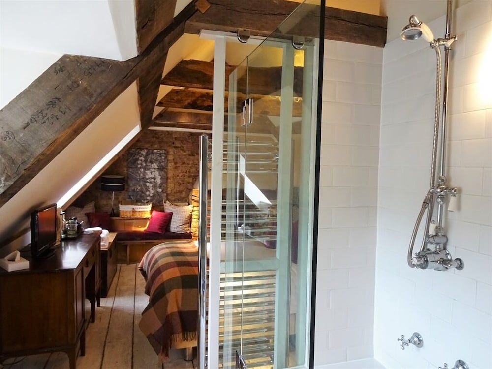 Deluxe Double Room, Ensuite (KING) - Photo 6