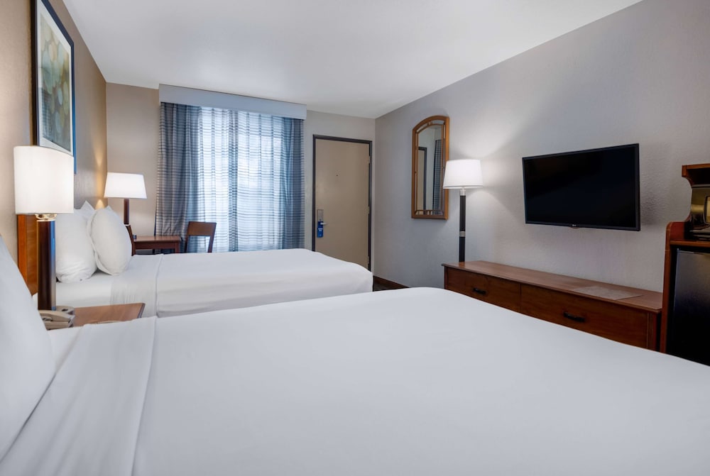 Deluxe Room, 2 Queen Beds, Non Smoking - Photo 2