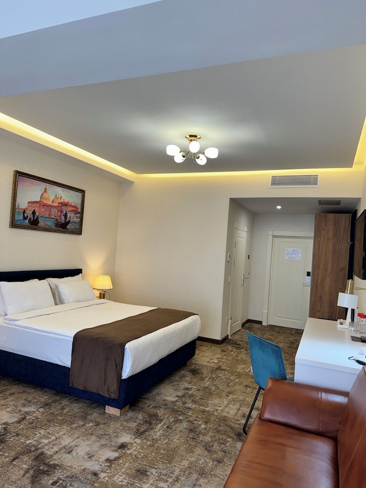 Standard Room, 1 Queen Bed photo 3