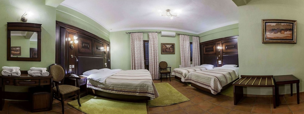Family Room, Meteora View - Photo 4