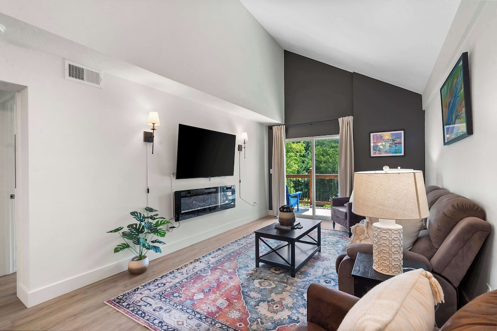 Condo, Multiple Beds, Balcony (403 Veterans 389/391)