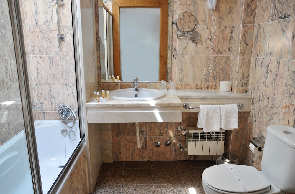 Standard Double or Twin Room - Photo 4