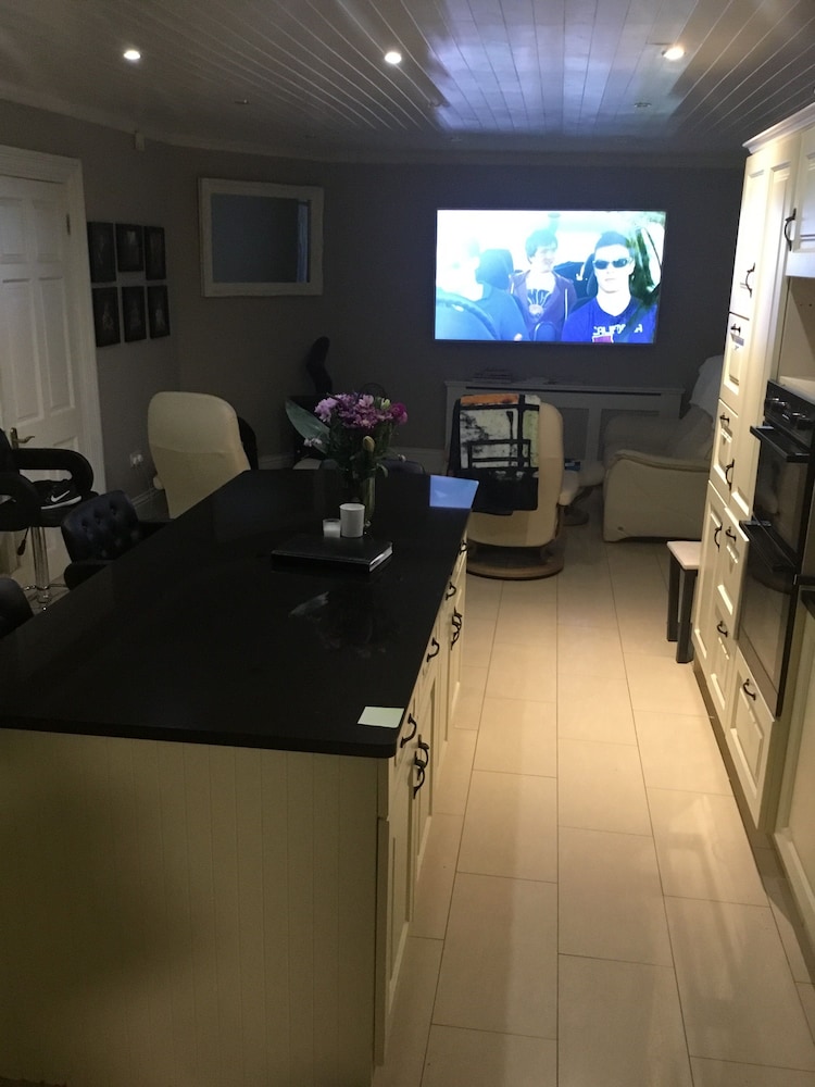 Family Room, Ensuite photo 2
