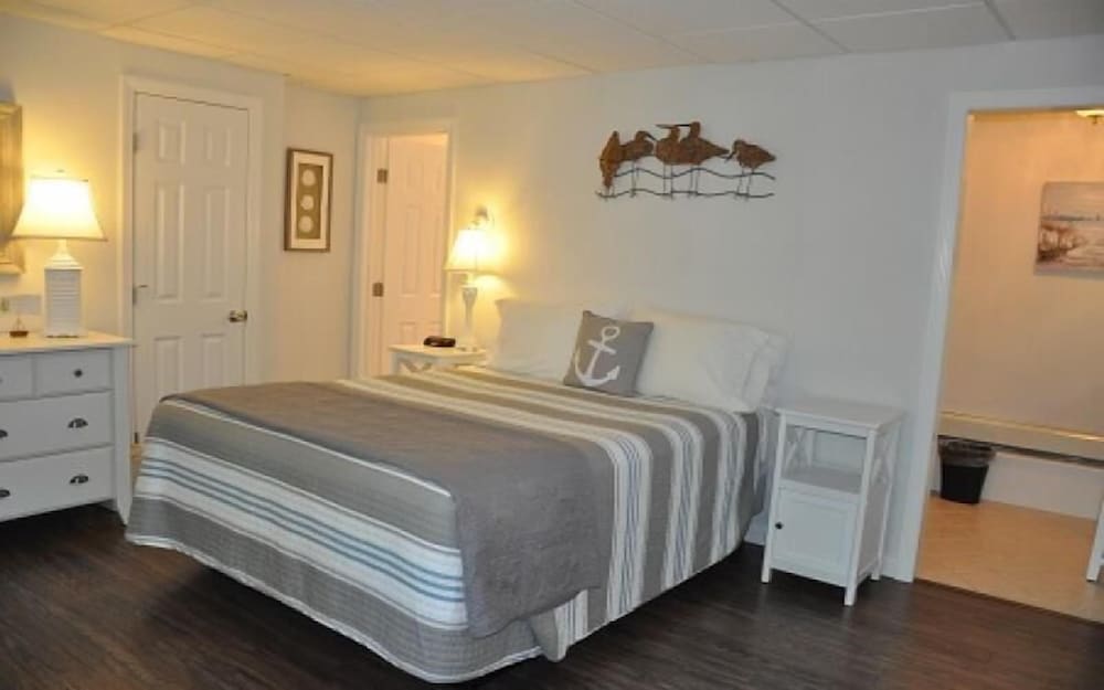 Deluxe Queen with Kitchenette