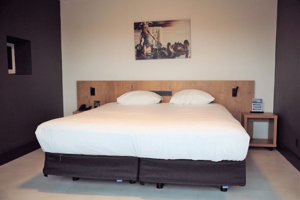 Junior Studio Suite, 1 King Bed - Photo 1