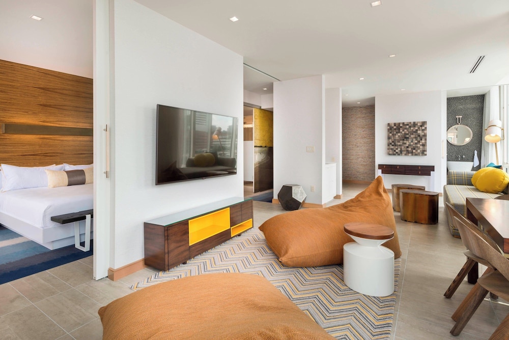 Junior Suite, 1 King Bed, Harbor View, Corner (Hearing Accessible) thumbnail 6