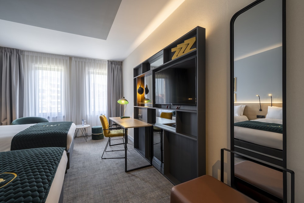 Standard Room, 2 Double Beds (Mid Floor) - Photo 10