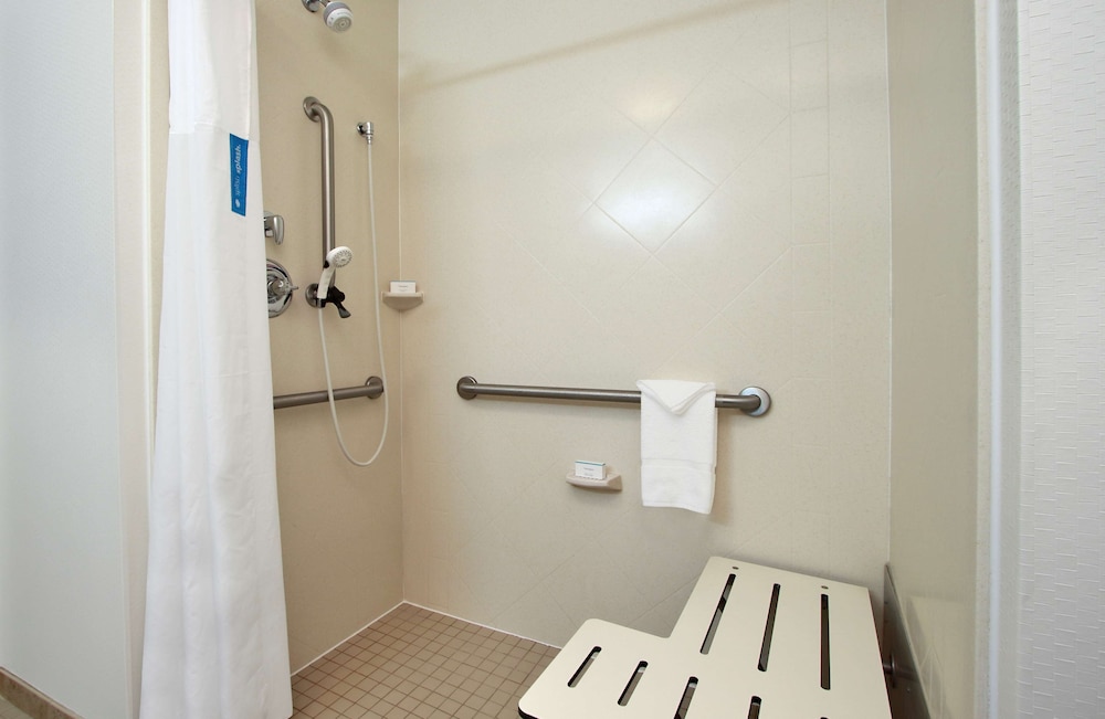 Room, 1 King Bed, Accessible, Non Smoking - Photo 5