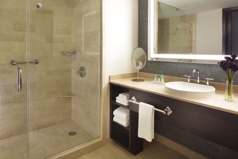 Room, Multiple Beds (1 King & 1 Double) - Photo 3