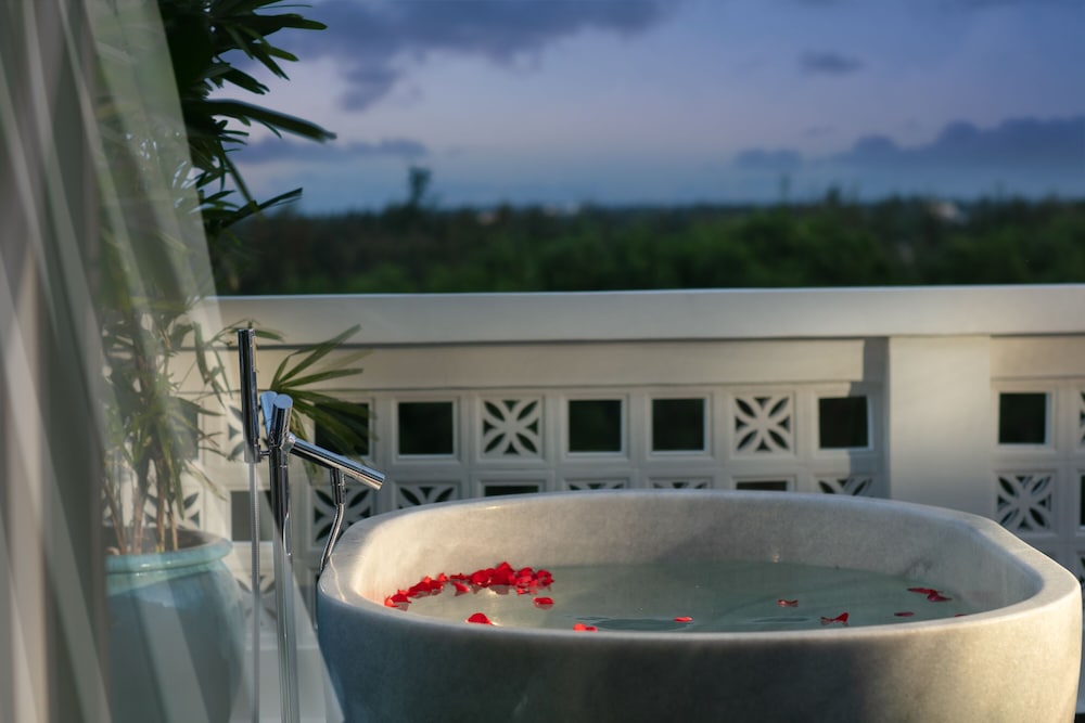 Sky Deluxe Ocean View King Room - Photo 9