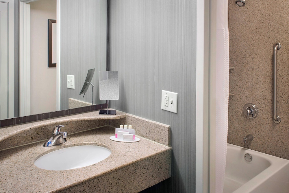 Room, 2 Queen Beds, Courtyard View (Mobility/Hearing Accessible, Tub) - Photo 4