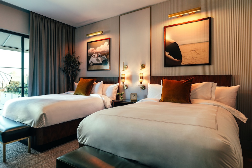 Room, 2 Queen Beds, Pool View