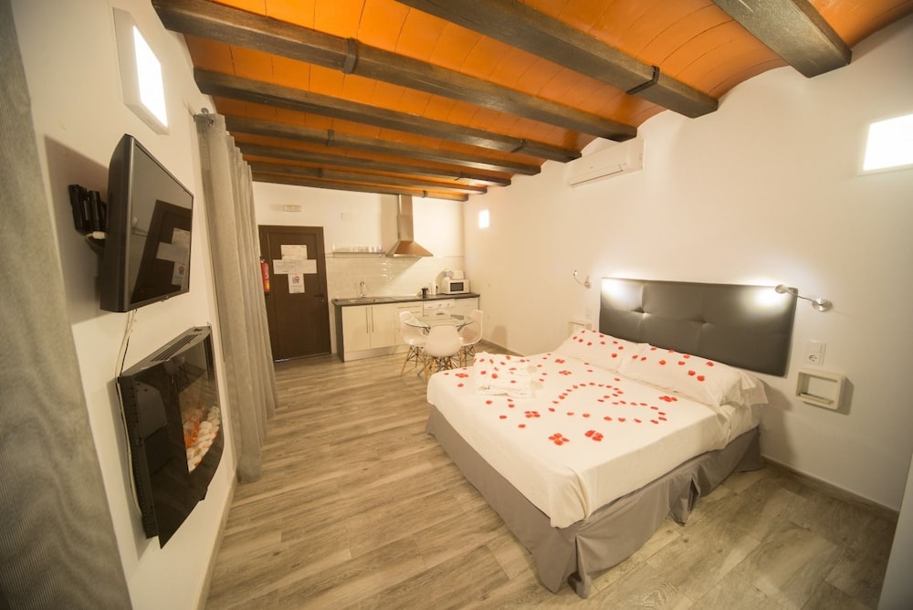 Romantic Studio, Jetted Tub (1) photo 3