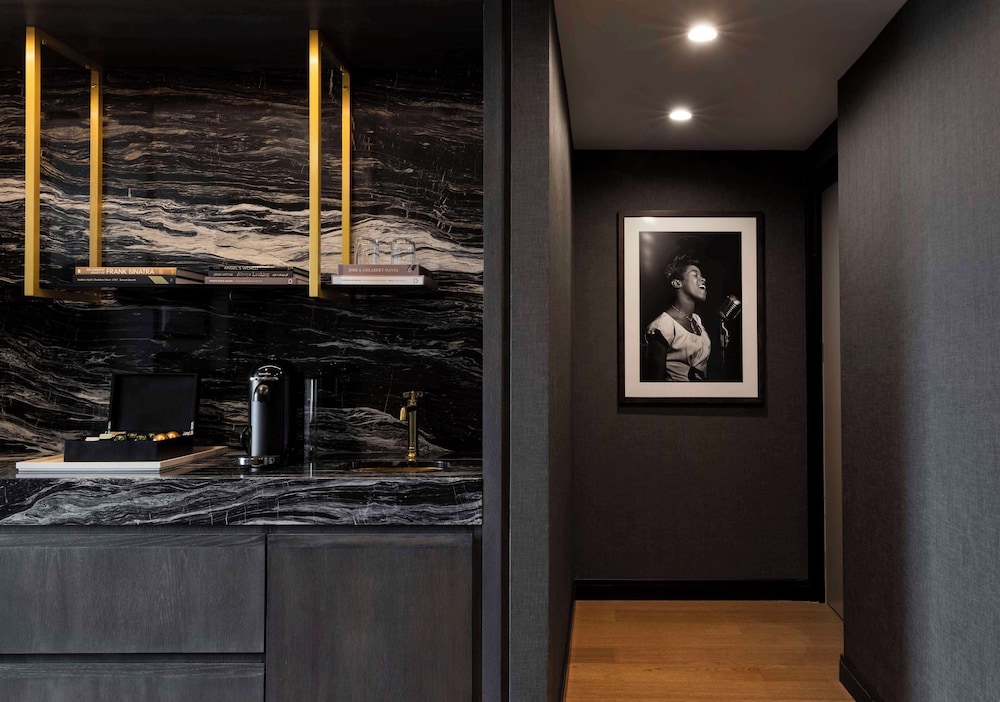 Suite (Thompson Suite with Lounge Access)