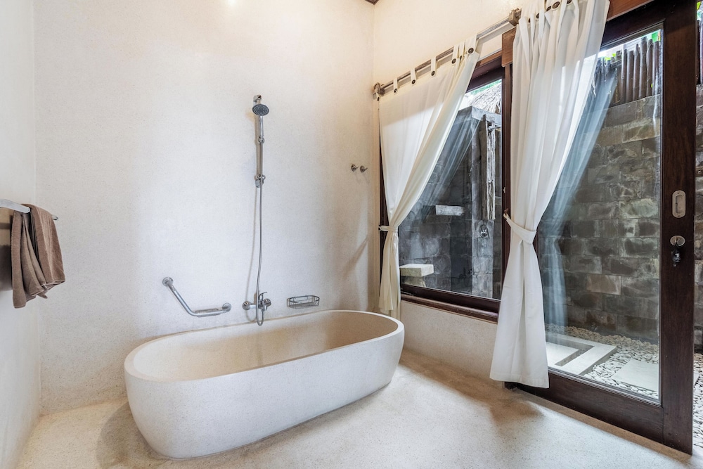 4 Bedrooms, Separate Entrances Beachfront Group Stay - Photo 44