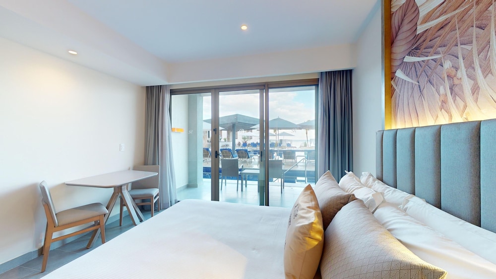 Luxury Junior Suite Beach Front Swim Out Diamond Club