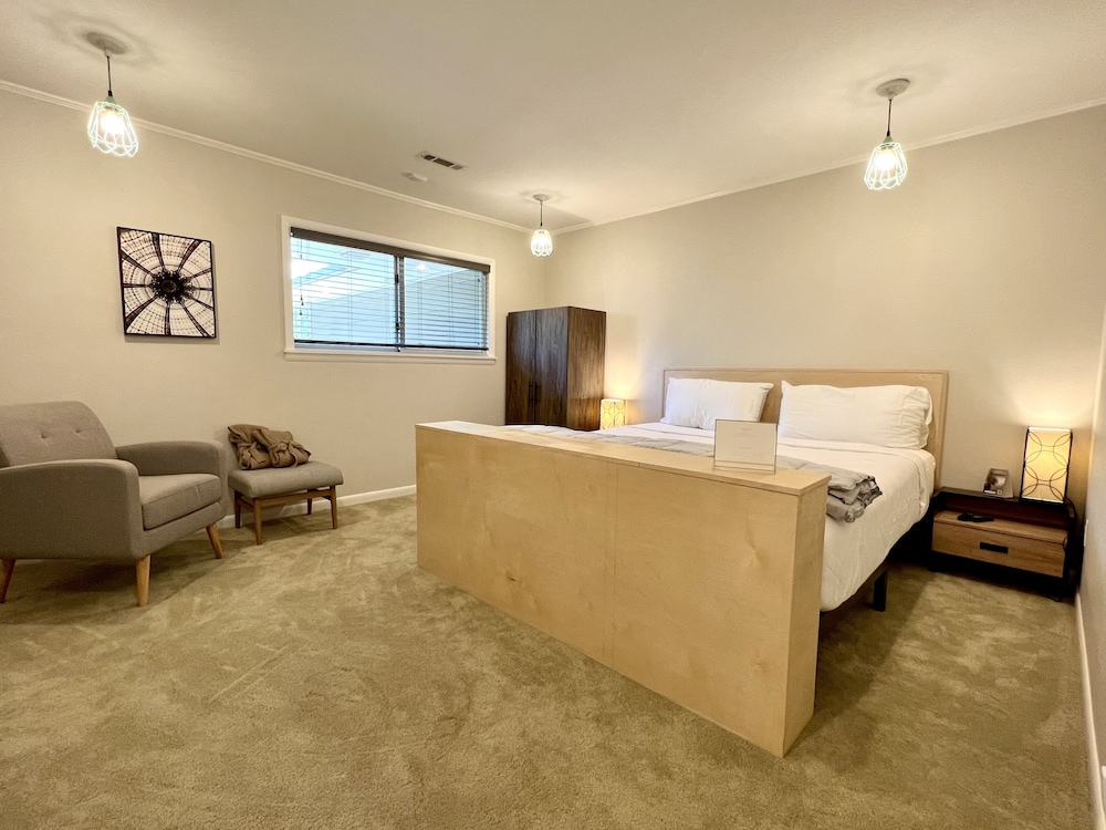 Deluxe Condo, 2 Bedrooms (East Pointe) photo 2