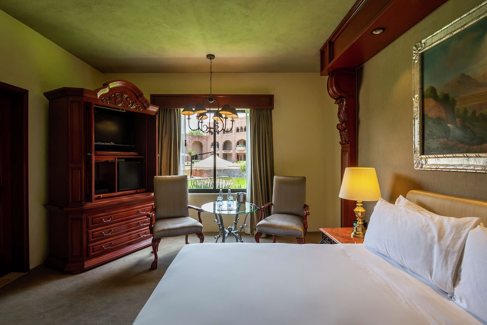 Junior Suite, Accessible (Roll-in Shower) - Photo 4