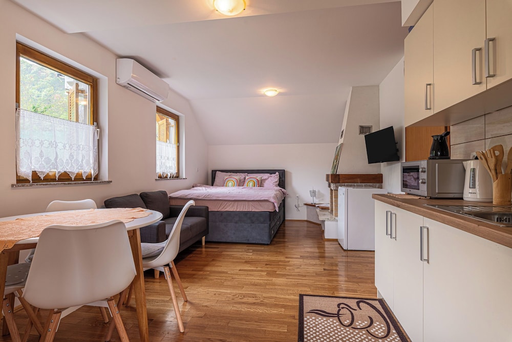 Honeymoon House, Multiple Bedrooms, Mountainside (Rainbow Cottage In The Vineyards)
