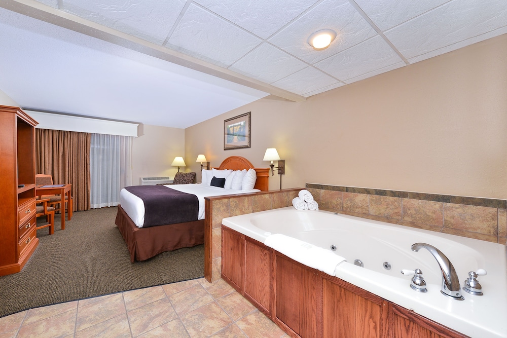 Standard Room, 1 King Bed, Jetted Tub, Poolside - Photo 6