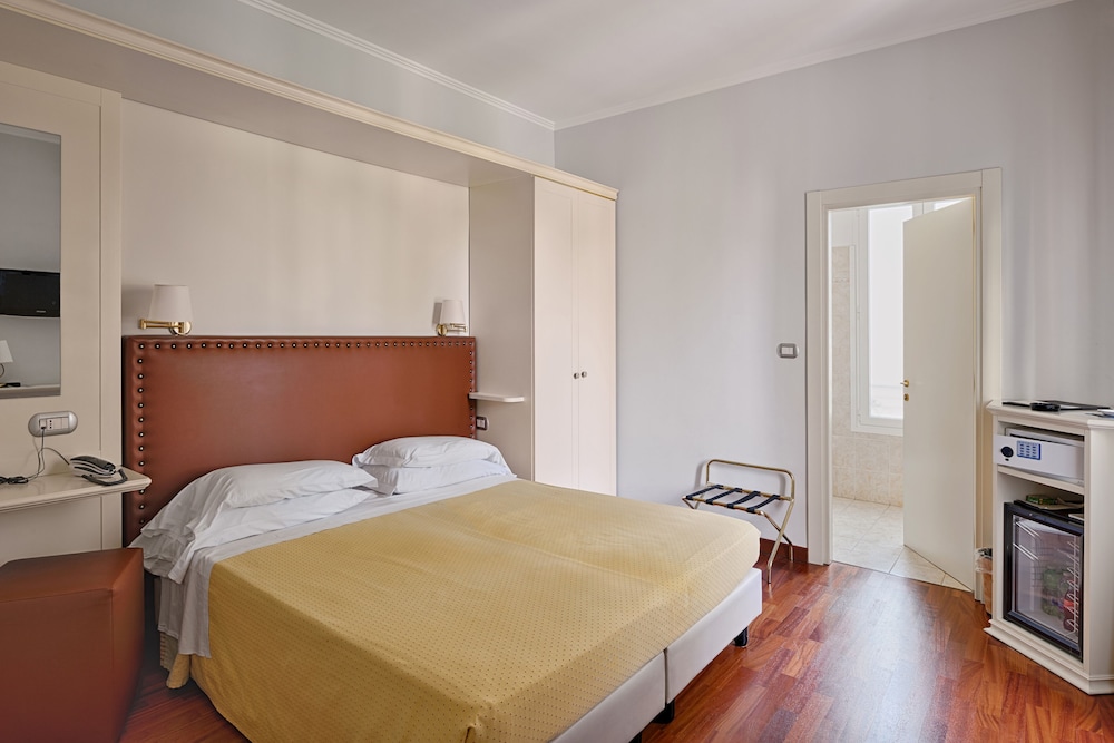 Standard Double or Twin Room photo 3