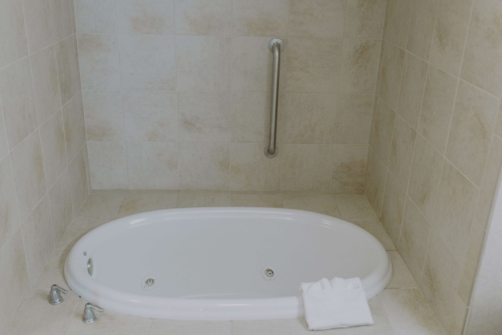 Suite, 1 King Bed, Non Smoking - Photo 2