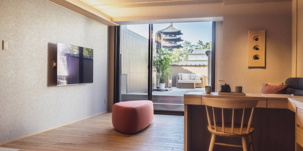 Junior Suite with Private Balcony - Temple View, Non Smoking photo 2