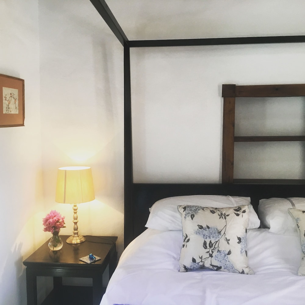 Double Room, 1 King Bed, Private Bathroom (King Room with bath and shower) photo 2