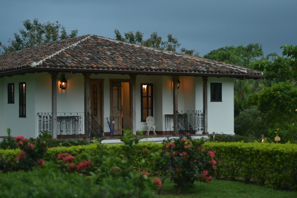 Deluxe Bungalow, 1 King Bed, Bathtub, Garden View (Deluxe Room )