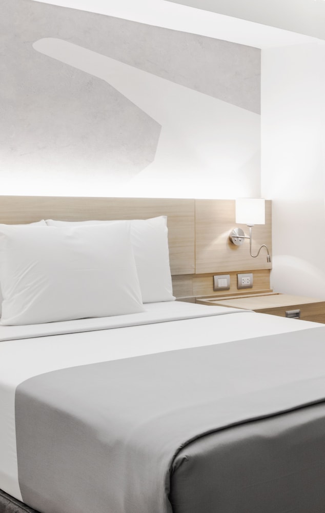 Accessible Room 1 Queen Bed photo 3