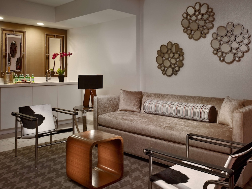 Suite, 1 King Bed, Corner (Sofa Bed) - Photo 4