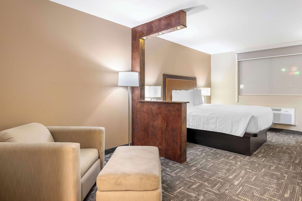 Standard Room, 1 Queen Bed, Non Smoking, Refrigerator & Microwave photo 1
